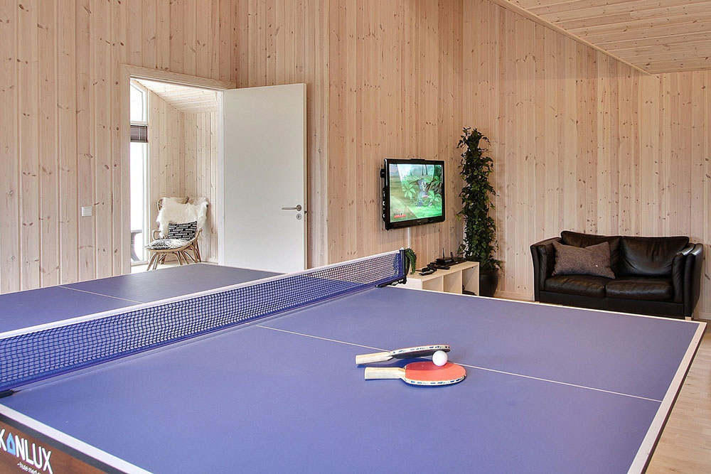 Behöver man en liten paus ifrån vattenlandet kan man kämpa mot varandra i både biljard, bordtennis, dart och Playstation 2