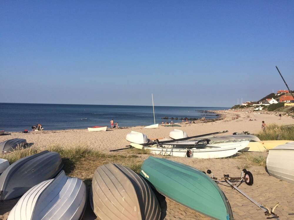 Den vackra stranden i närheten av lyxhus 274 vid Nordsjälland.