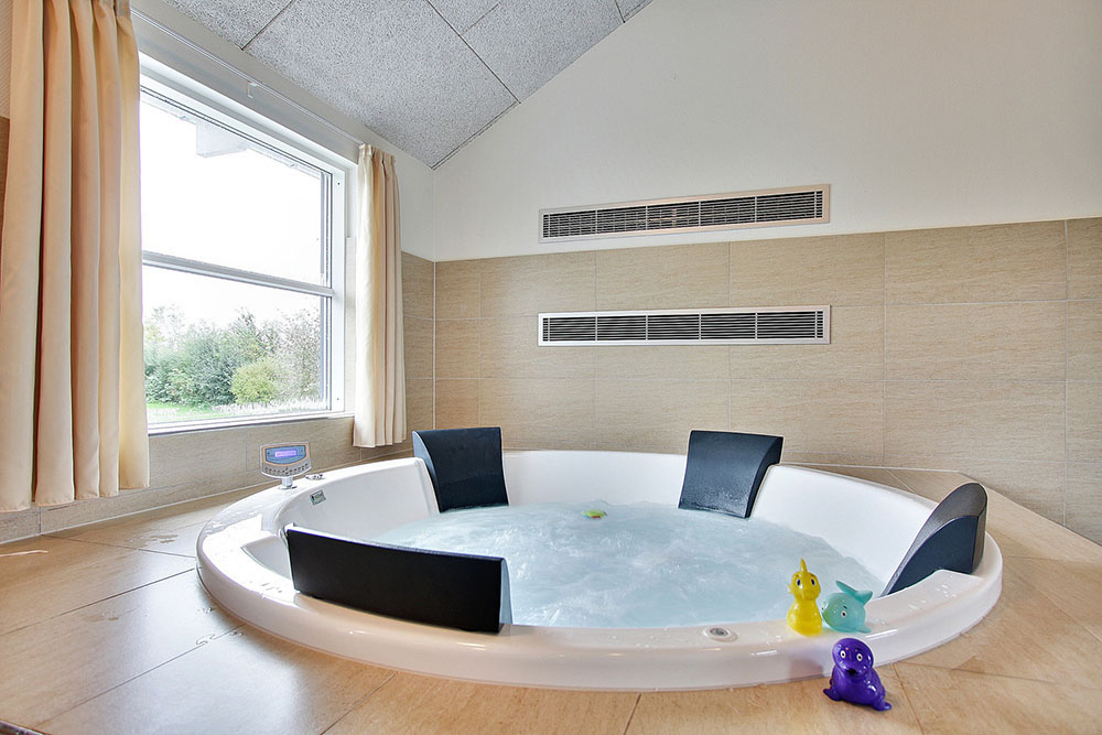 I det eleganta spa badet kan man riktigt koppla av efter en händelserik semesterdag