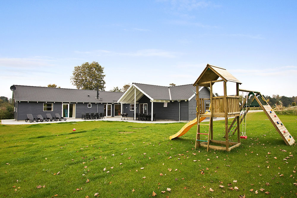Huset har en stor terrass där det kan grillas och umgås. För de minsta gästerna finns gungor och sandlåda i trädgården