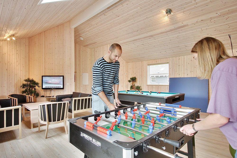 Här kan man utmana varandra till en vänskaplig duell i både biljard, dart, bordtennis eller fotbollspel. På husets Playstation 2 kan man förutom spela även se en bra film