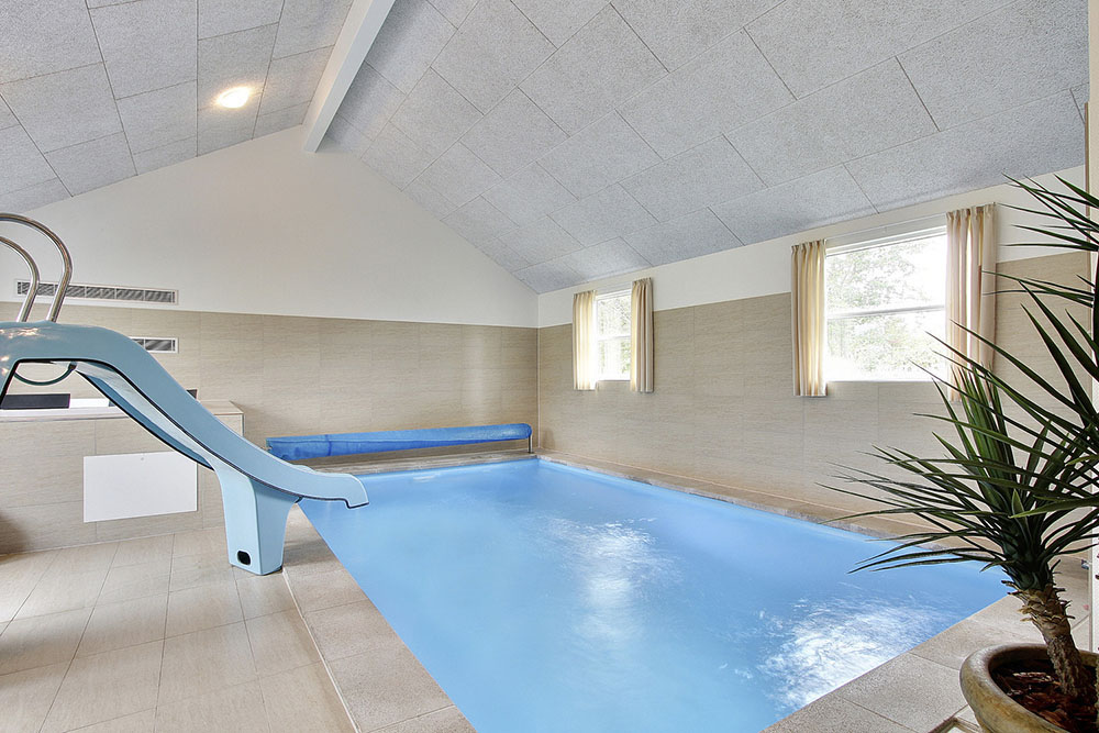 Alla vattenälskare kan roa sig i timvis i husets pool med vattenrutschbana, spabad och bastu