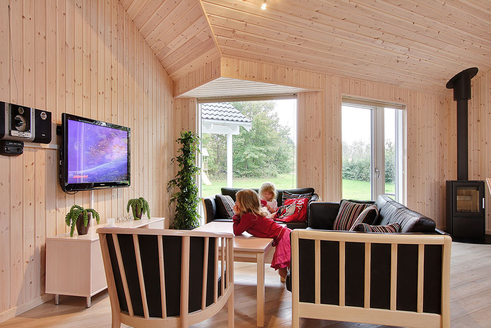Huset är inrättat med 2 bekväma soffgrupper och plattskärms-tv