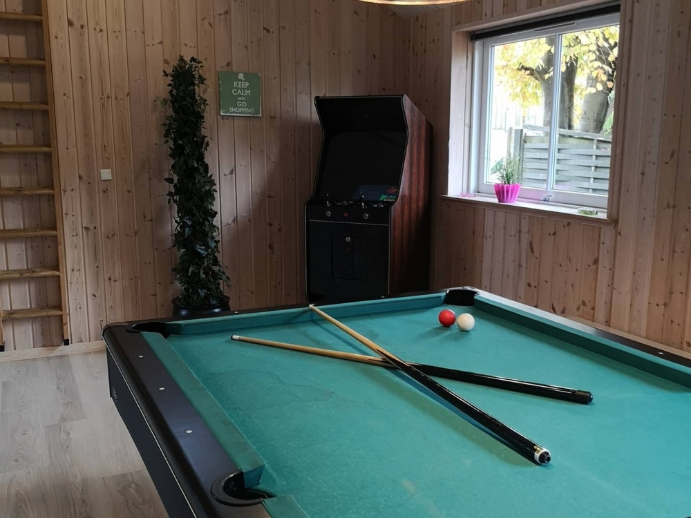 Förutom de många timmar som du kan tillbringa i stugans poolavdelning erbjuder lyxstuga 284 även biljard, bordtennis och dart