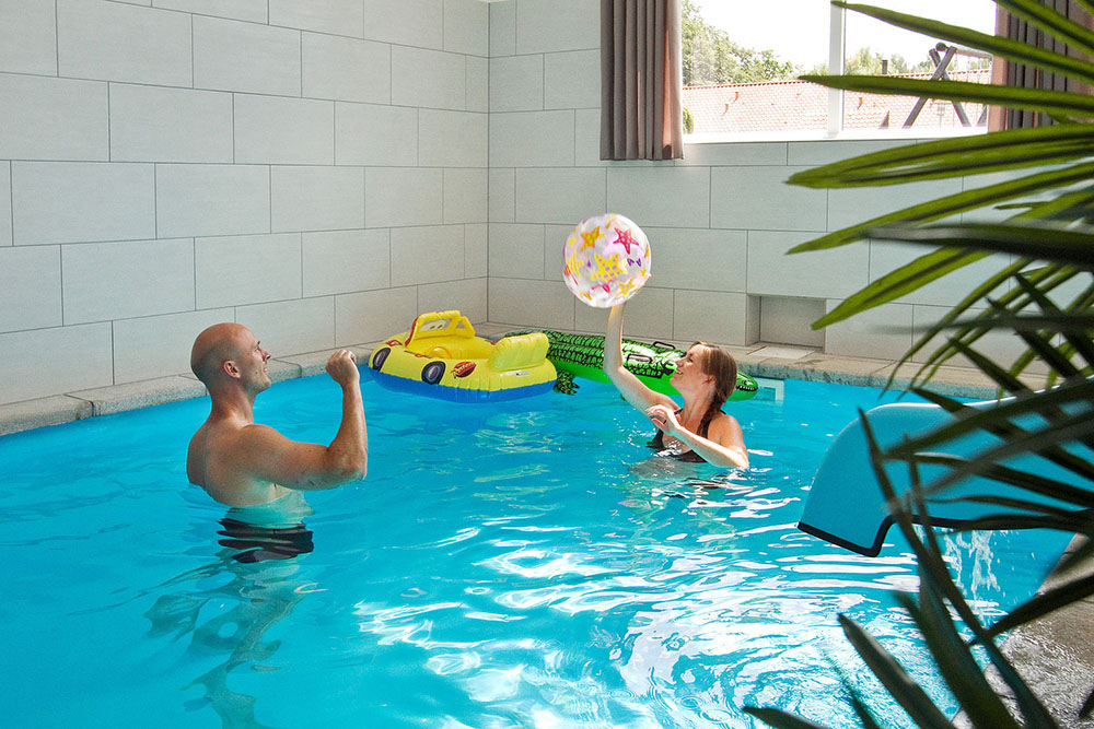 Sommarhuset är späckat med aktiviteter – här finner man bl.a. en härlig poolavdelning med en 18 m2 swimmingpool med vattenrutschbana och inbyggd simträning
