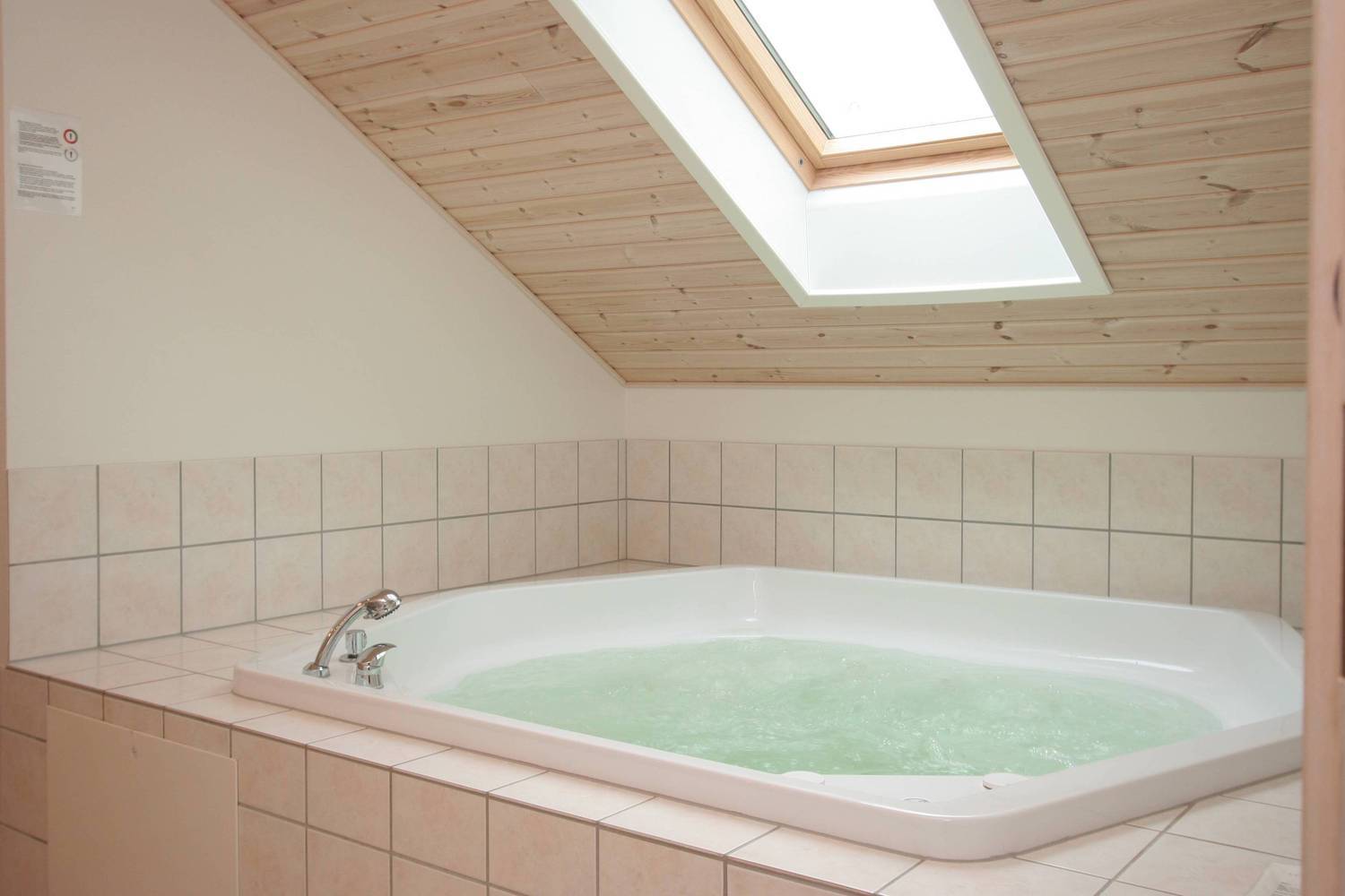 Det lilla fönstret över spa-badet sörjer för ett perfekt ljusinfall