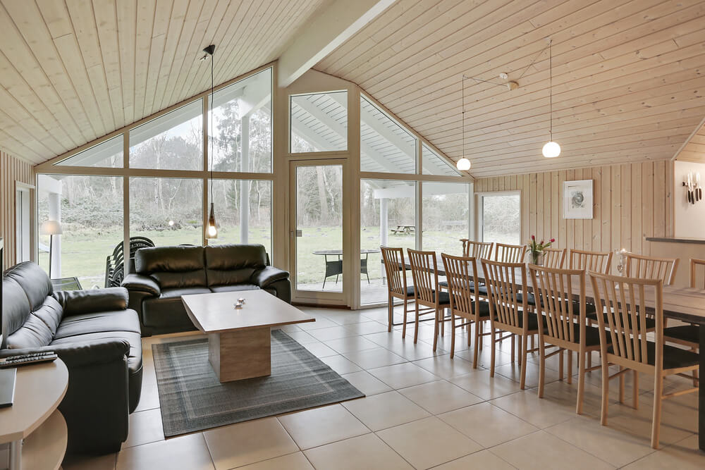 Det är de arkitektoniskt skapade detaljerna som fulländar det här huset, som de stora fönsterpartierna som låter ljuset komma till sin rätt i vardagsrummet