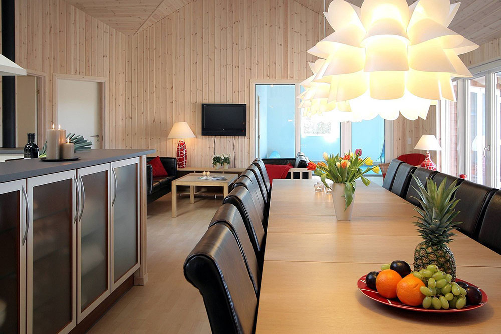 Husets naturliga samlingspunkt är köket i öppen förbindelse med allrummet, där man har soffgrupp, matsalsbord och en massa plats för alla att umgås tillsammans