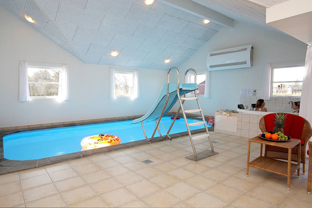 Både unga och gamla kan roa sig i timvis i husets egna badland, där det finns pool med vattenrutschbana, spa-bad och bastu