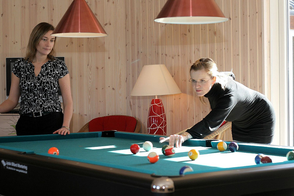 Det kan kämpas om äran i både biljard, bordtennis, fotbollsspel och dart, så huset är en säker succé oavsett både väder och årstid