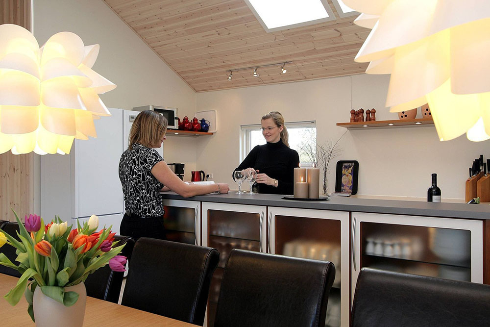 Husets naturliga samlingspunkt är köket i öppen förbindelse med allrummet, där man har soffgrupp, matsalsbord och en massa plats för alla att umgås tillsammans