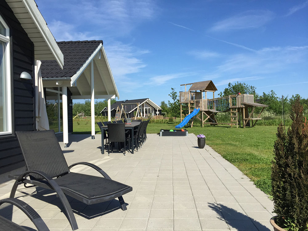 Den delvis täckta terrassen är perfekt för varma sommardagar eller långa grillaftnar, och för de minsta gästerna finns där sandlåda och gunga i trädgården