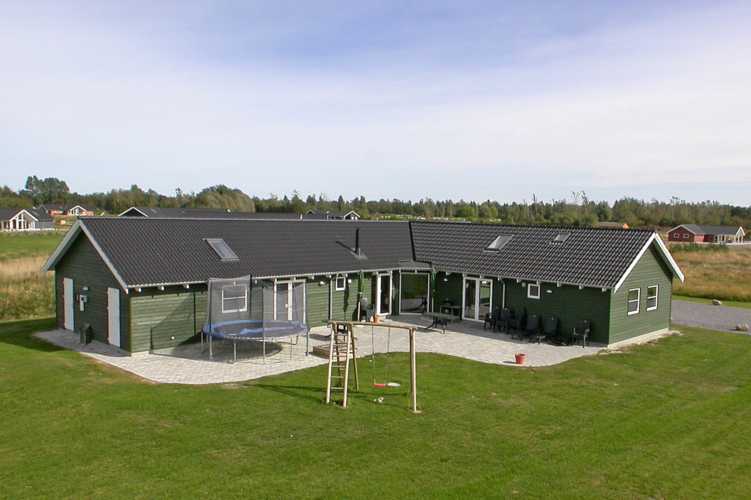 Välkommen till detta exklusiva poolhus i Falster – en fantastisk semesterupplevelse för båda stora och små