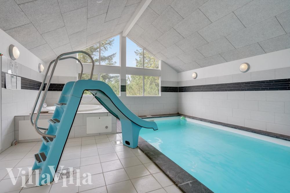 Sommarstuga 273 är inredd med en smakfull poolavdelning som har vattenrutschbana, ett stort inbyggt spapad och bastu
